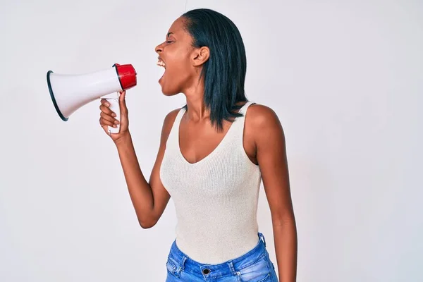 Afro Amerikaanse Jonge Vrouw Protesteren Schreeuwen Door Megafoon — Stockfoto