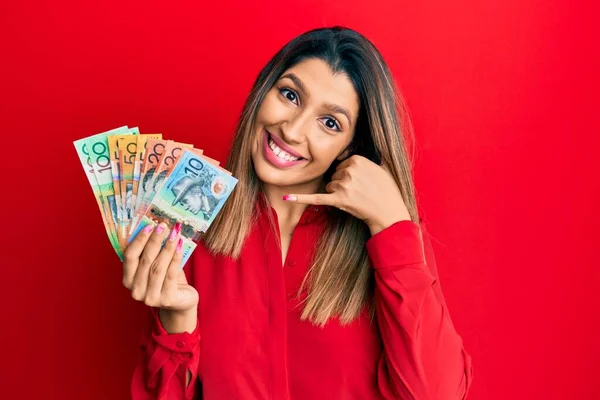 Belle Femme Brune Tenant Des Dollars Australiens Souriant Faisant Geste — Photo