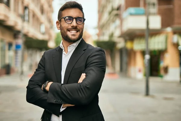 Junger Hispanischer Geschäftsmann Mit Verschränkten Armen Lächelt Glücklich Die Stadt — Stockfoto