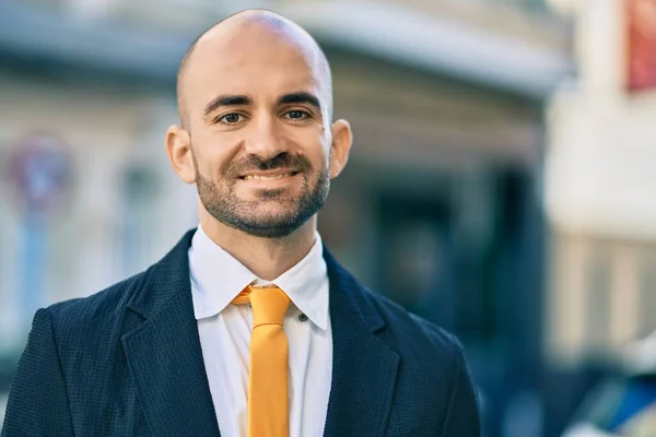 Jovem Hispânico Homem Negócios Careca Sorrindo Feliz Cidade — Fotografia de Stock