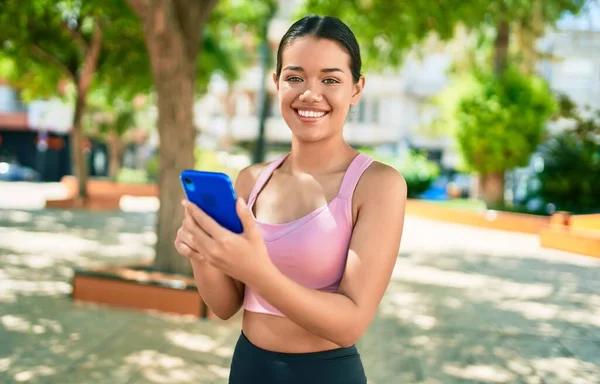 Joven Hermosa Mujer Deportiva Hispana Con Traje Fitness Sonriendo Mensajes — Foto de Stock