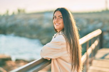 Genç İspanyol kız mutlu bir şekilde gülümsüyor Balustrade yaslanıyor.