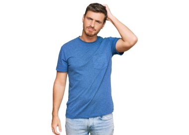 Gündelik kıyafetler giyen yakışıklı beyaz adam soru sormayı ve kafasını karıştırıyor. Şüpheyle kararsız, kafa kafaya düşünerek. Düşünceli kavram. 