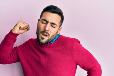 Latin kökenli genç adam rahat ve yorgun, uykulu ve sabahları esniyor. 