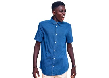 Genç, Afro-Amerikan bir adam, günlük giysiler giymiş kızgın ve kızgın bağırıyor, sinirlenmiş ve öfkeyle bağırıyor. öfke ve agresif konsept. 