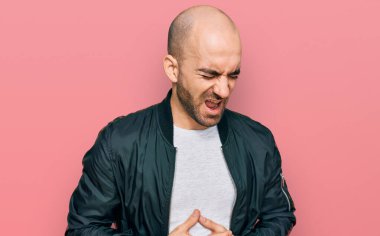 Mide bulantısı, acı verici bir hastalık yüzünden günlük giysiler giyen genç İspanyol bir adam. Ağrı kavramı. 