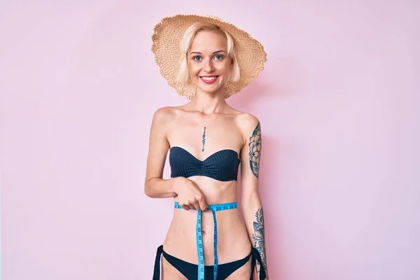 Młoda Blondynka Tatuażem Bikini Taśmą Wyglądającą Pozytywnie Szczęśliwie Stojąco Uśmiechnięta — Zdjęcie stockowe