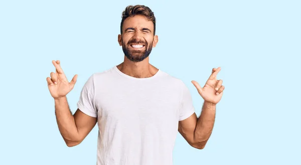 Jonge Latijns Amerikaanse Man Draagt Casual Witte Tshirt Gebaren Vinger — Stockfoto