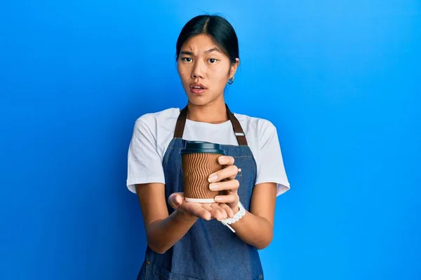 Jovem Chinesa Vestindo Avental Garçom Segurando Xícara Café Rosto Choque — Fotografia de Stock