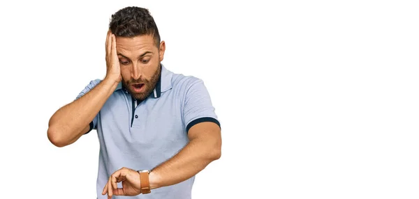 Bonito Homem Com Barba Vestindo Roupas Casuais Olhando Para Relógio — Fotografia de Stock