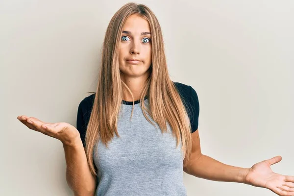 Jeune Femme Blonde Portant Des Vêtements Décontractés Expression Désemparée Confuse — Photo