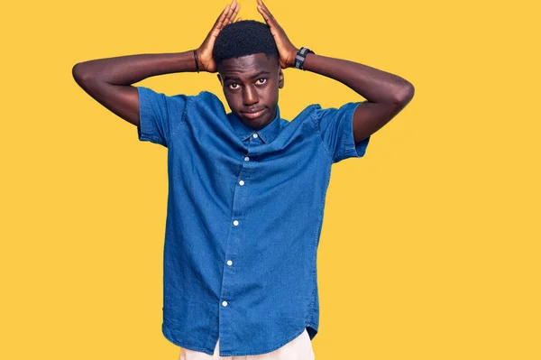 Νεαρός Αφροαμερικάνος Που Φοράει Καθημερινά Ρούχα Κάνει Κίνηση Στα Αυτιά — Φωτογραφία Αρχείου