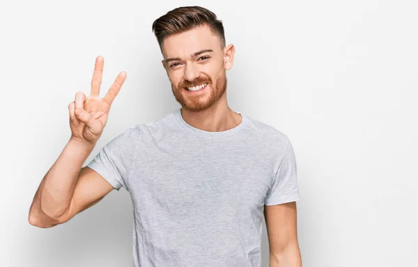 Junger Rothaariger Mann Lässigem Grauem Shirt Der Mit Finger Nummer — Stockfoto