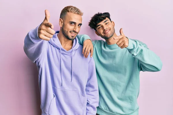 Couple Homosexuel Gay Debout Ensemble Portant Des Vêtements Décontractés Pointant — Photo