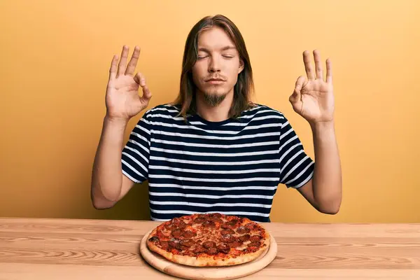 Bonito Homem Caucasiano Com Cabelos Longos Comendo Pizza Pepperoni Saboroso — Fotografia de Stock