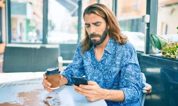 Ung Mellanöstern Man Med Sorgligt Ansikte Med Smartphone Och Dricka — Stockfoto