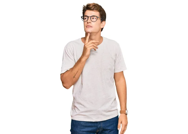 Pohledný Běloch Neformálním Oblečení Brýlích Soustředil Pochybnosti Prstem Bradě Zvědavě — Stock fotografie