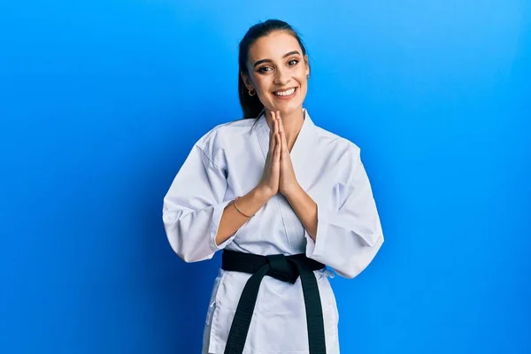 Krásná Brunetka Mladá Žena Nosí Karate Stíhací Uniformu Černým Pásem — Stock fotografie