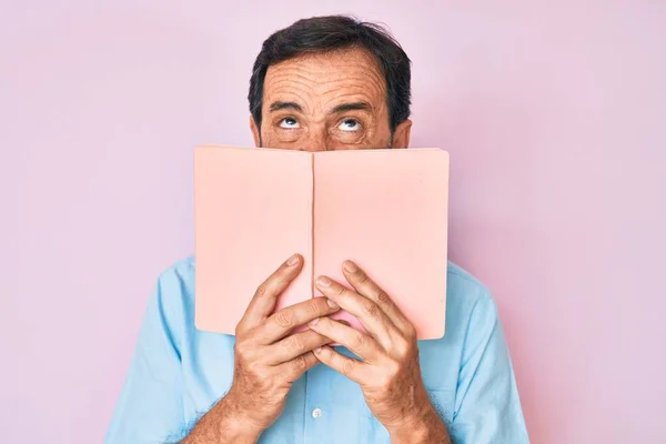 Homem Hispânico Meia Idade Lendo Livro Irritado Louco Gritando Frustrado — Fotografia de Stock