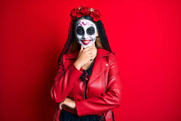 Mulher Vestindo Dia Traje Morto Sobre Vermelho Olhando Confiante Para — Fotografia de Stock