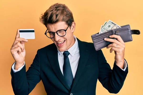 Yakışıklı Beyaz Adamı Elinde Kredi Kartı Cüzdanla Dolarlar Içinde Gülüyor — Stok fotoğraf