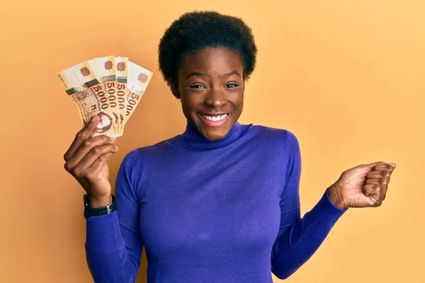 Молода Афроамериканська Дівчина Тримає 5000 Гунфоринських Банкнот Гордістю Відзначаючи Перемогу — стокове фото