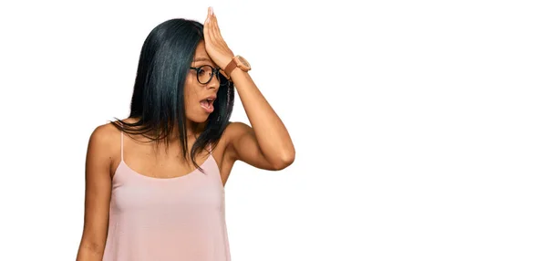 Junge Afrikanisch Amerikanische Frau Lässiger Kleidung Und Brille Überrascht Mit — Stockfoto