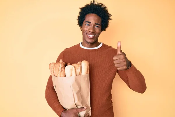 Bonito Homem Americano Africano Com Cabelo Afro Segurando Saco Papel — Fotografia de Stock