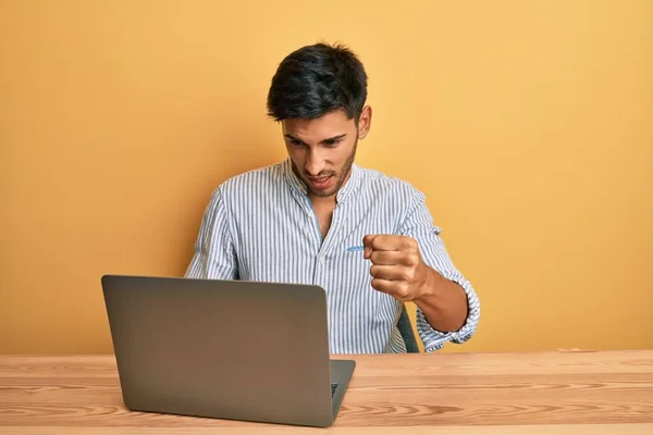 Mladý Pohledný Muž Pracující Kanceláři Laptopem Otrávený Frustrovaný Křičí Hněvem — Stock fotografie