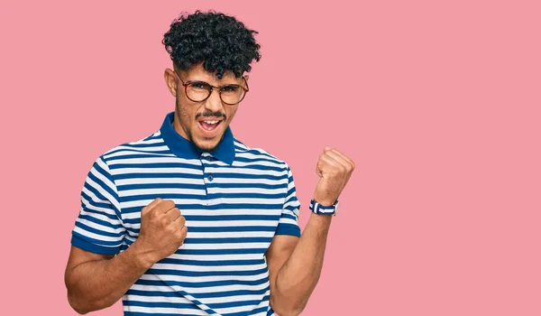 Junger Arabischer Mann Lässiger Kleidung Und Brille Der Mit Erhobenen — Stockfoto
