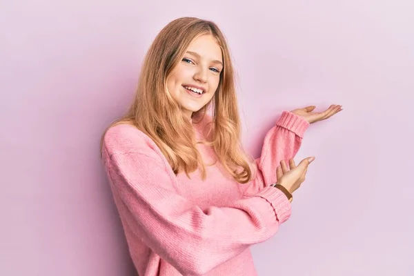 Bela Jovem Caucasiana Vestindo Roupas Casuais Convidando Para Entrar Sorrindo — Fotografia de Stock