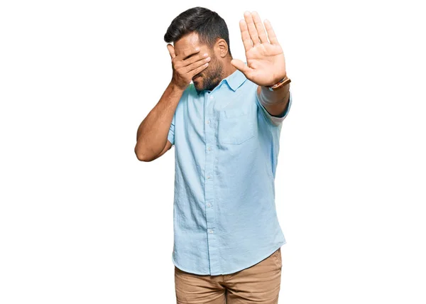 Pohledný Hispánec Neformálním Oblečení Zakrývajícím Oči Rukama Zastavujícím Gestem Smutným — Stock fotografie