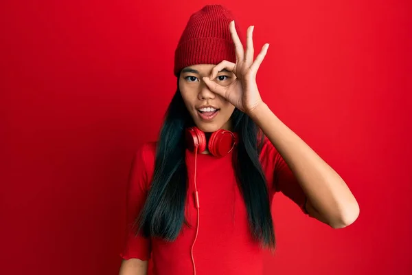 Ung Kinesisk Kvinna Lyssnar Musik Med Hörlurar Gör Gest Med — Stockfoto