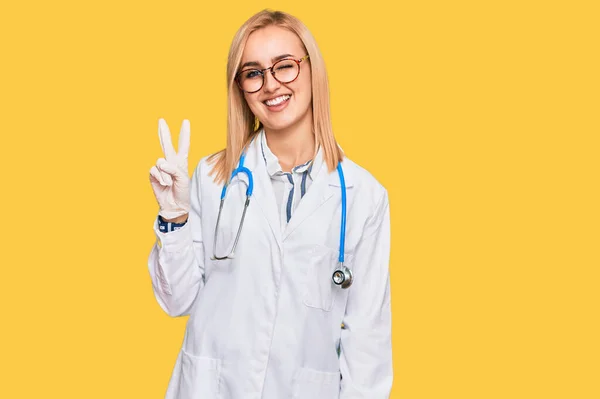 Güzel Beyaz Kadın Doktor Üniforması Giyiyor Steteskop Gülümsüyor Kameraya Göz — Stok fotoğraf