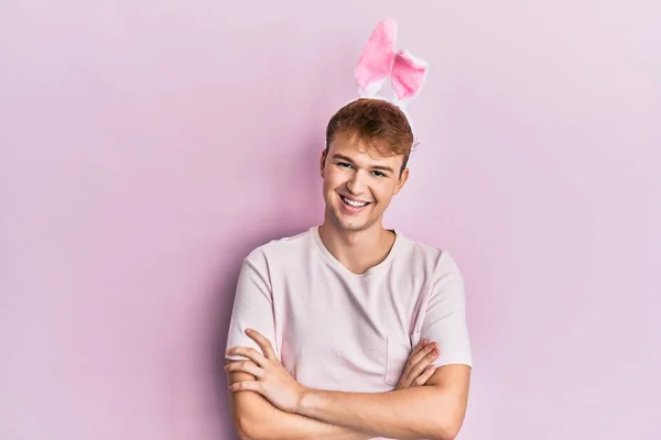 Junger Kaukasischer Mann Mit Niedlichen Osterhasenohren Fröhlichem Gesicht Lächelnd Mit — Stockfoto