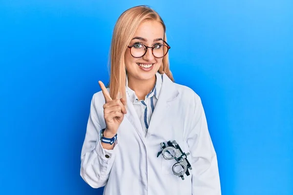 Krásná Běloška Okulista Žena Županu Optometrie Brýle Úsměvem Šťastně Ukazuje — Stock fotografie