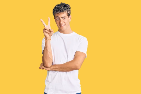 Homem Bonito Jovem Vestindo Camisa Branca Casual Sorrindo Com Rosto — Fotografia de Stock