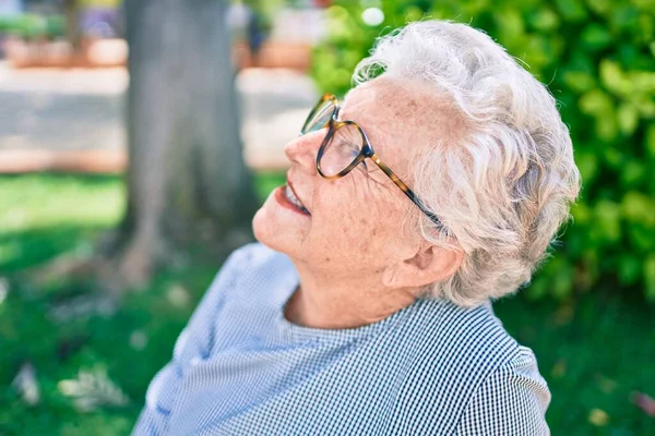 Oudere Oudere Vrouw Met Grijs Haar Lacht Gelukkig Buiten Het — Stockfoto