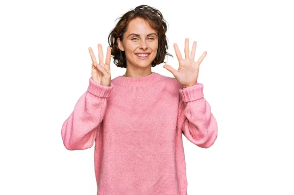 Genç Spanyol Kadın Gündelik Kıyafetler Giyer Sekiz Numaralı Parmaklarıyla Gülümseyerek — Stok fotoğraf