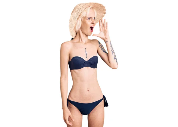 Jeune Femme Blonde Avec Tatouage Portant Bikini Chapeau Été Criant — Photo