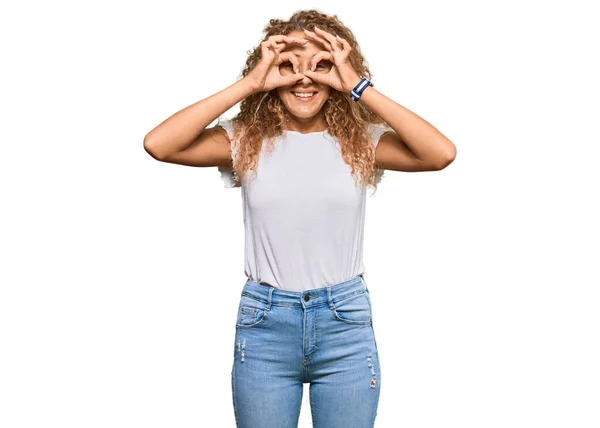 Hermosa Chica Adolescente Caucásica Vistiendo Una Camiseta Blanca Casual Haciendo —  Fotos de Stock