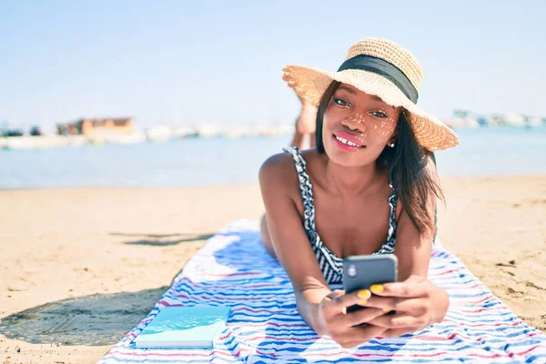 Junge Afroamerikanerin Legt Sich Urlaub Mit Smartphone Aufs Handtuch Strand — Stockfoto