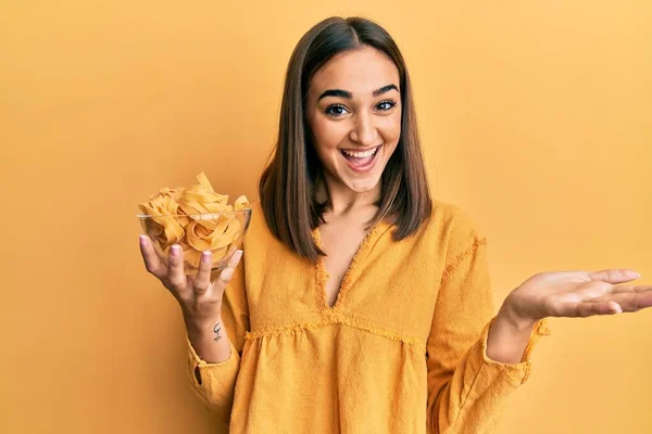 Chica Morena Joven Sosteniendo Tazón Con Espaguetis Celebrando Logro Con — Foto de Stock
