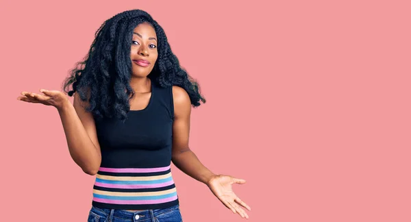 Bela Mulher Afro Americana Vestindo Roupas Casuais Sem Noção Expressão — Fotografia de Stock