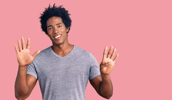 Yakışıklı Afro Saçlı Sıradan Giyinmiş Numaralı Parmaklarıyla Gösteriş Yapan Kendinden — Stok fotoğraf