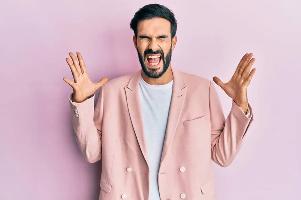 Jonge Spaanse Man Draagt Een Zakenjasje Viert Gek Gek Succes — Stockfoto