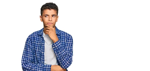 Jovem Afro Americano Bonito Vestindo Roupas Casuais Com Mão Queixo — Fotografia de Stock