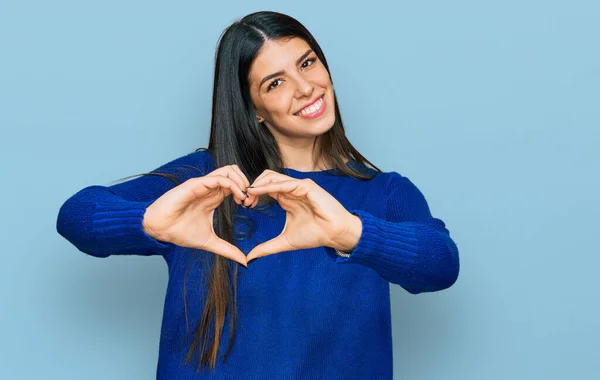 Ung Latinamerikansk Kvinna Klädd Avslappnade Kläder Leende Kärlek Gör Hjärta — Stockfoto