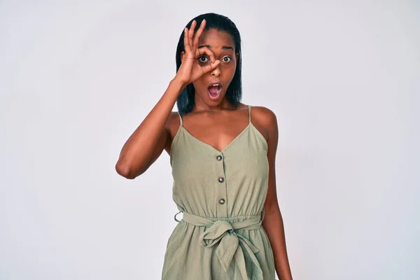Junge Afrikanisch Amerikanische Frau Lässiger Kleidung Tut Geste Schockiert Mit — Stockfoto