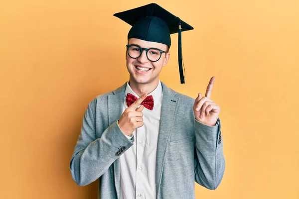 Giovane Uomo Nerd Caucasico Indossa Occhiali Berretto Laurea Sorridente Guardando — Foto Stock